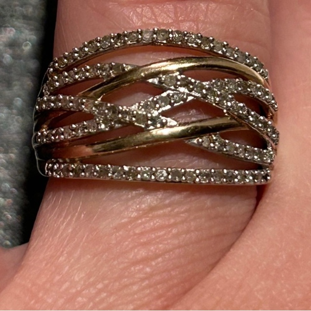 Beautiful ring it’s silver 925 with diamonds very pretty piece